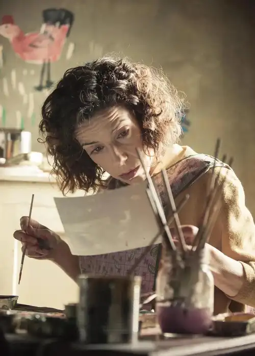 她身体畸残,其貌不扬,贫穷,却凭一支画笔收获爱情和事业_莫娣_刘易斯