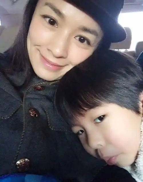 张庭晒小儿子成长照,深情发文:因为你,快乐一直都在_安东尼_小男孩_小