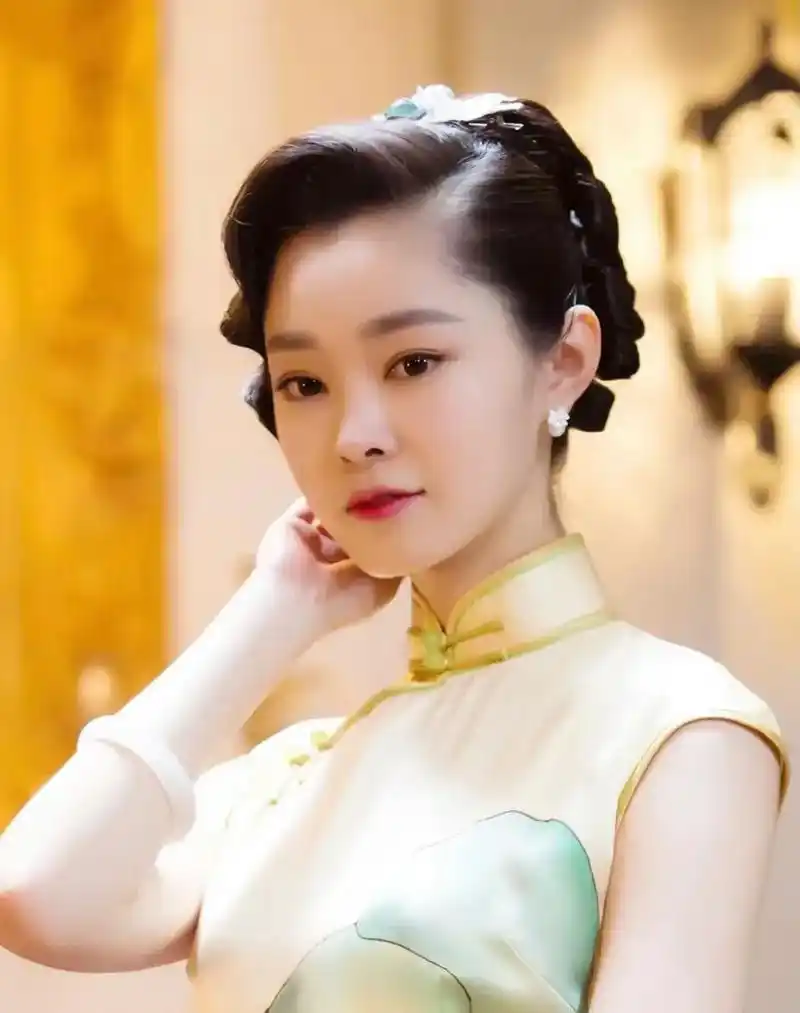 胡歌宋轶助力中朝友好年,新中式服装引瞩目,胡歌展现演员风范 前段