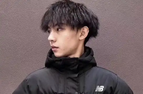 锡纸烫男生短发图片区别的只是服饰的改变那会穿