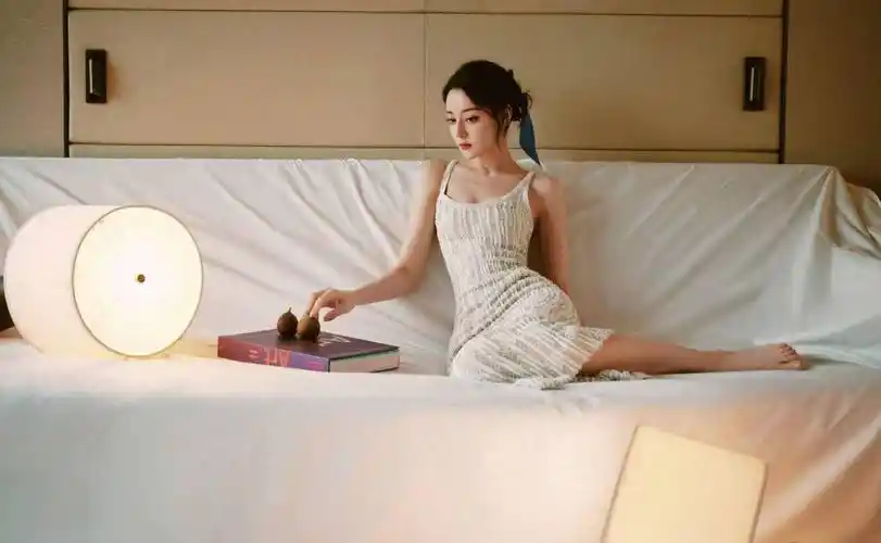 迪丽热巴一袭吊带礼服露天鹅颈,完美身材惊艳全场_气质_时尚_成为了