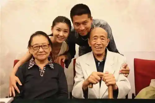 李小萌简历李小萌个人资料与王雷相恋七年终开花结果羡煞旁人图明星