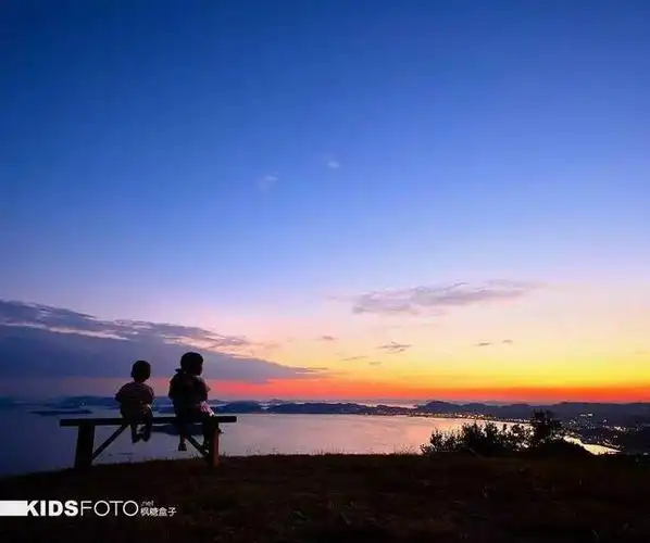 日本爸爸在天地间拍摄的姐弟小小背影,是世界上最美丽的风景
