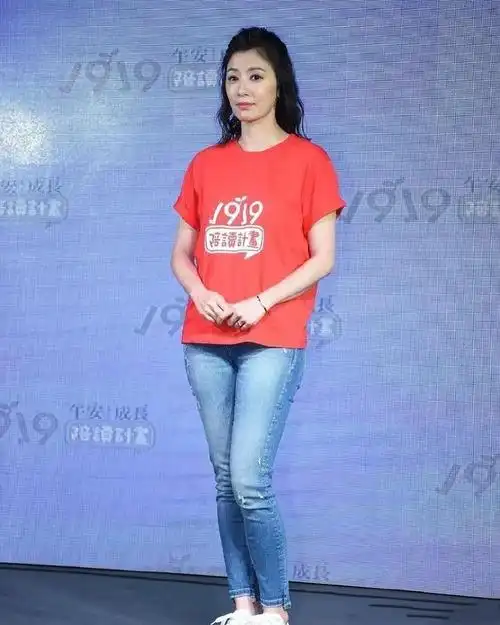 贾静雯确实老了,红t恤搭配牛仔裤很休闲,却被颈纹暴露真实状态