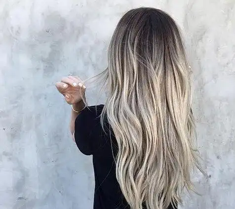 灰金色调的发色