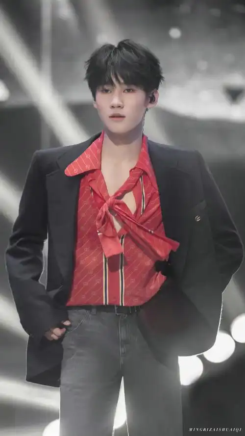 今天吹的什么风,是看张真源穿西装会发疯·#张真源珍珠西装氛围感大片