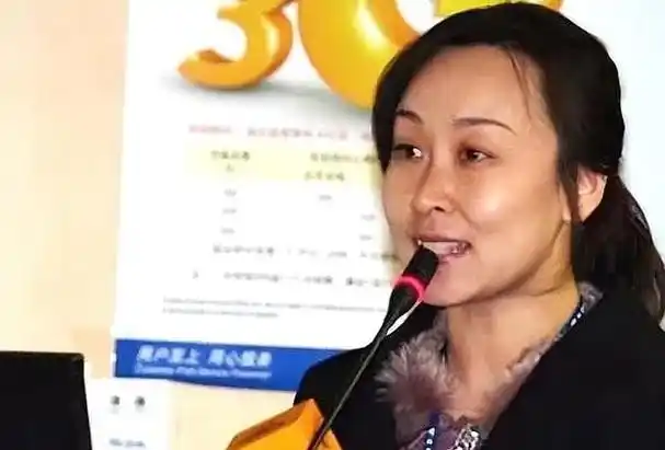 她的父亲是四川省的前副省长,而她自己则是华为公司创始人任正非的