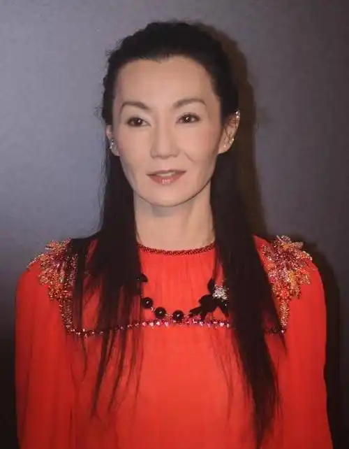 55岁骨感女神张曼玉近照显苍老,穿一身红裙很优雅,差点认不出来_红色