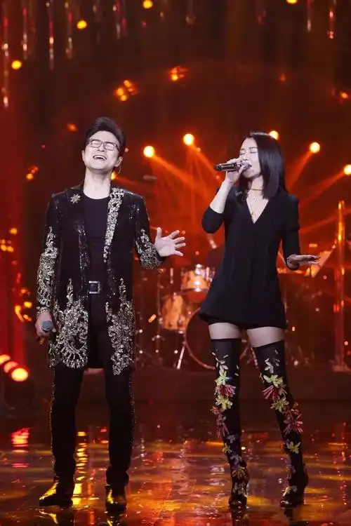 总决赛的汪峰,这次贡献出了逆天级别的摇滚live,与谭维维合作的《hey