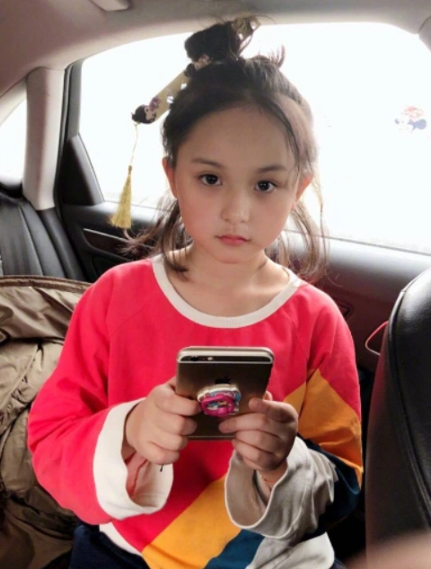 11岁刘楚恬近况曝光,撞脸杨幂仙气藏不住,盛世美颜被网友称赞