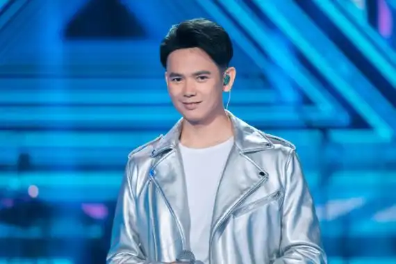 在中国好声音,张恒远也结识了同为汪峰队的毕夏,相恋九年,两人去年