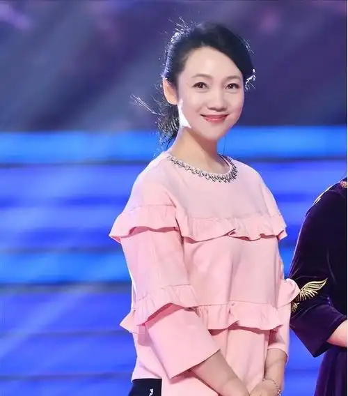 她是著名美女主持人,嫁给神秘老公生下三个孩子,50岁宛如少女
