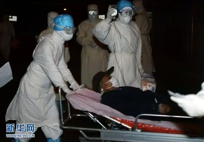2003年5月19日深夜,小汤山非典医院接收第12批患者.