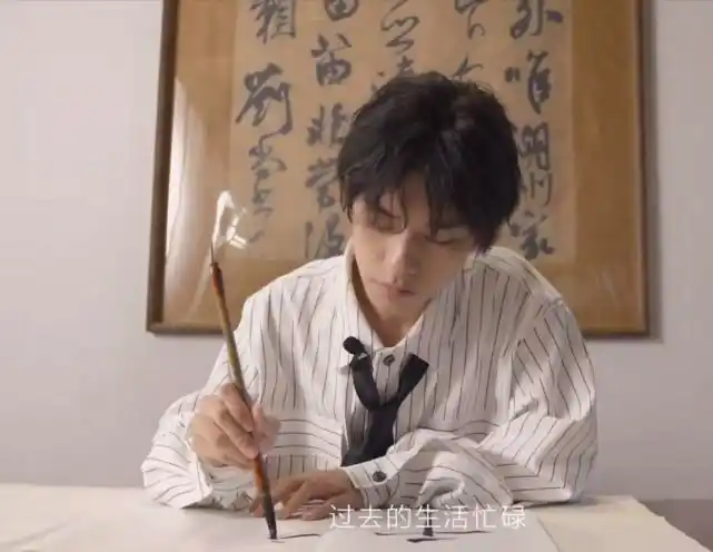 易烊千玺主演票房破100亿首位00后百亿影人其书法成传阅焦点