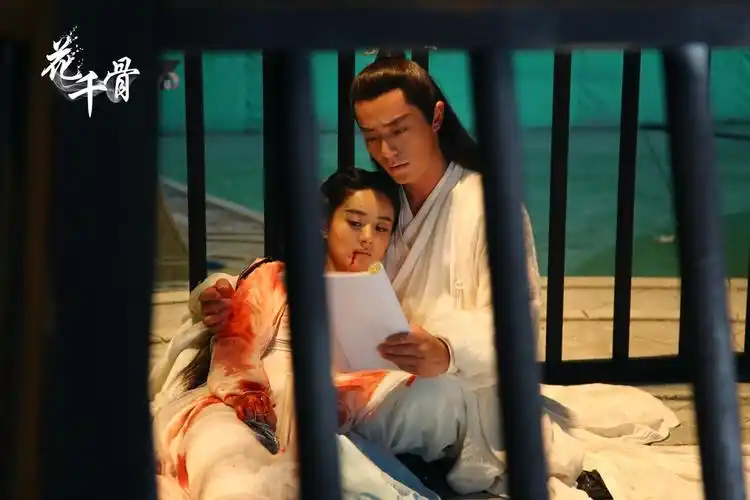 霍建华# #白子画# #花千骨# 工作照 白子画狱内怀抱花