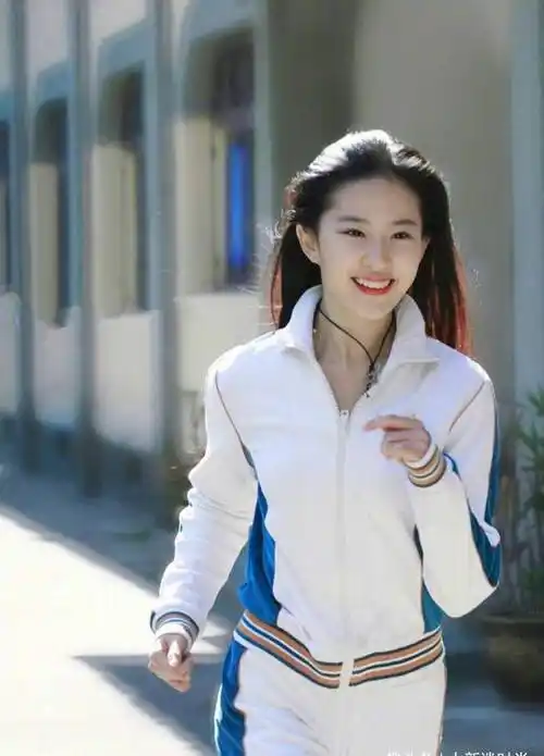 刘亦菲运动旧照曝光,摆头微笑太可爱,网友:这是什么神仙颜值?