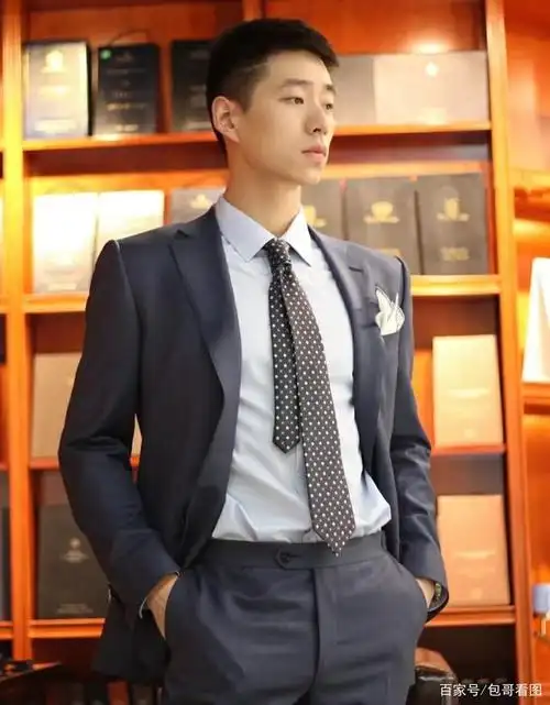 穿上西装,痞子味的帅哥也变得正经起来