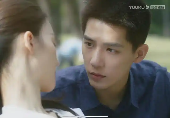 王安宇男明星寸头天花板