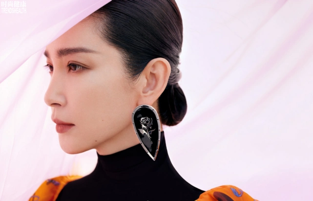 李冰冰13登《时尚健康》封面,自在好眠氛围感大片,高端的美!