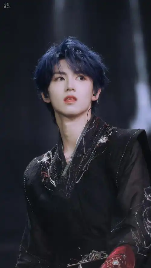 朱志鑫蓝发新发色##朱志鑫蓝发##tf三代演唱会全员蓝发##tf家族三代