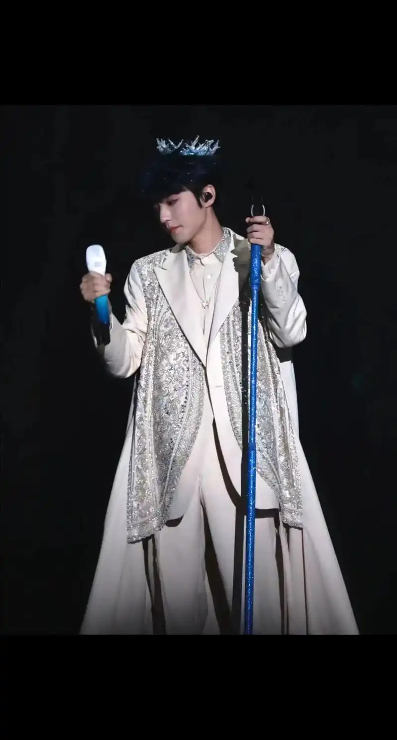 轻舟已过万重山.#十周年演唱会 #王俊凯蓝发造型 #神级现场 - 抖音