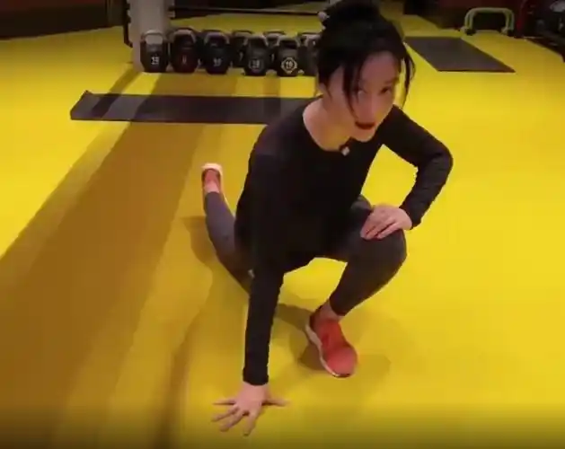 范冰冰深夜晒健身视频自嘲范小胖虐腹动作力破怀孕谣传