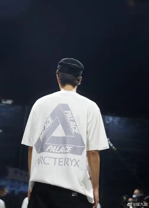 王一博不露正脸库存照