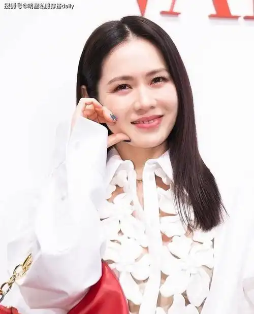 42岁孙艺珍生图曝光真实状态皮肤紧致有细纹穿白裙很温柔