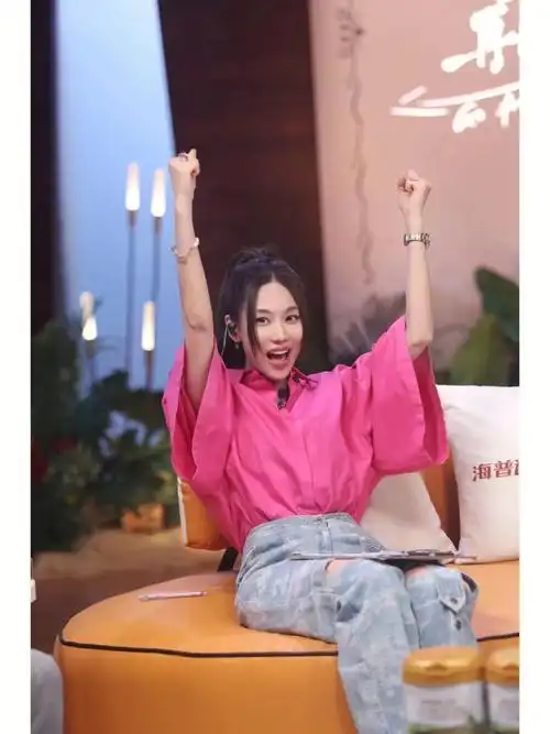 王霏霏in max mara resort22上衣参加湖南卫视热门综艺《春日迟迟再