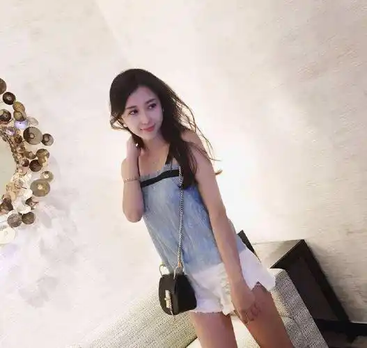 潘玮柏结婚晒全家福,小13岁娇妻长相美腻,穿衣清纯竟是时尚达人_宣云