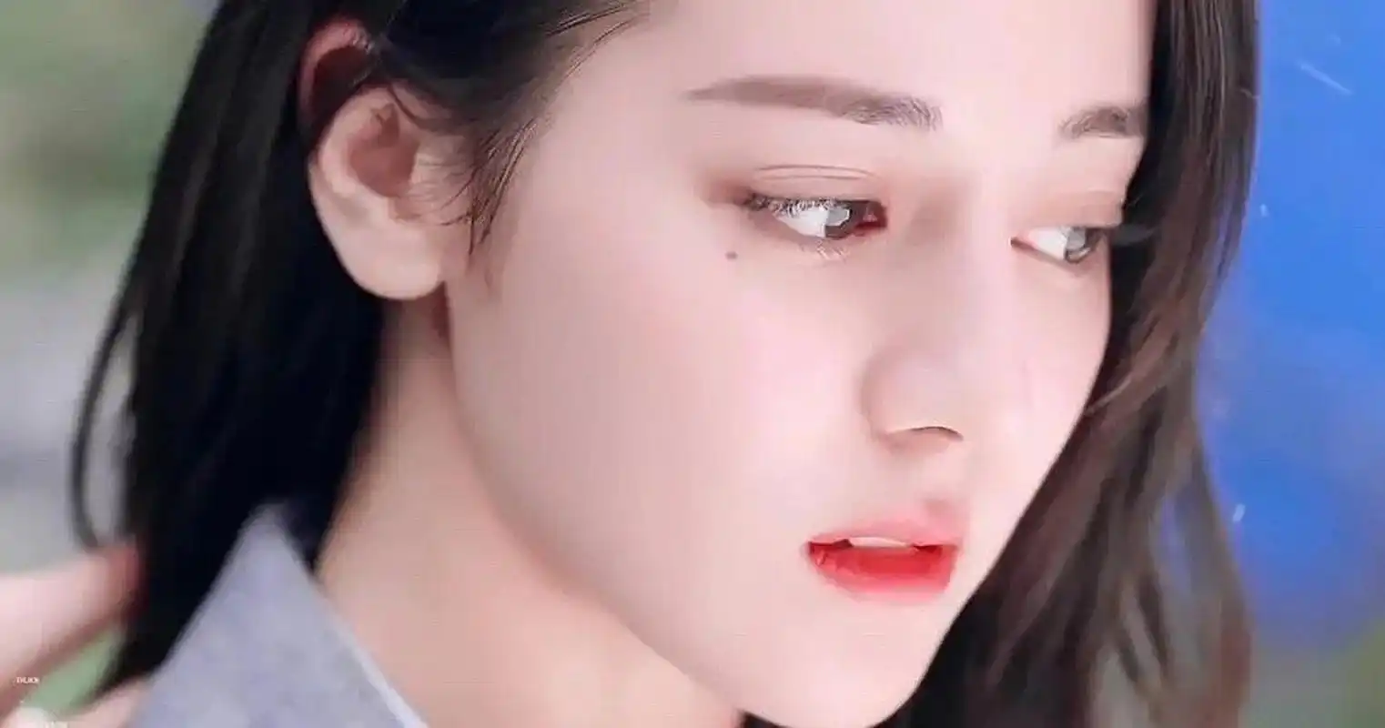 迪丽热巴眼睛上的痣是加分还是减分,位置不对或者痣太大就有点[思考]