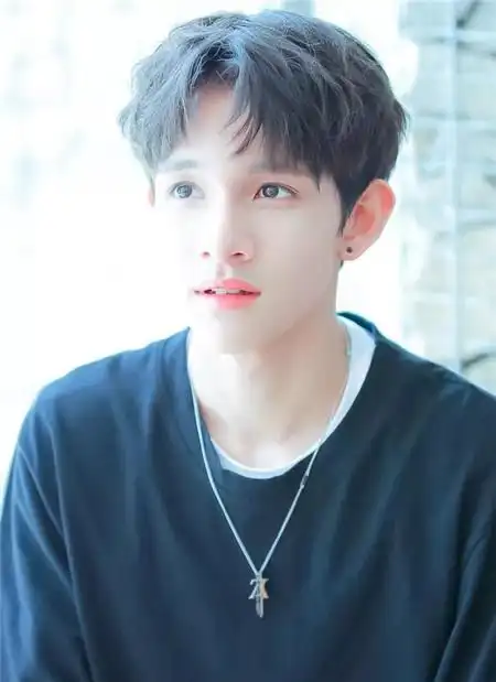 八字中分面包头 韩国帅哥款式_发型站_最新流行发型设计发型图片与