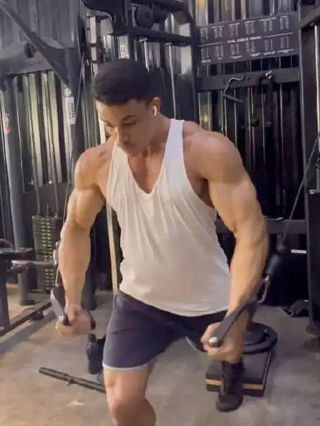 18岁的巴西健美冠军joao marques 67胸肌训练|健美|巴西|胸肌_新浪