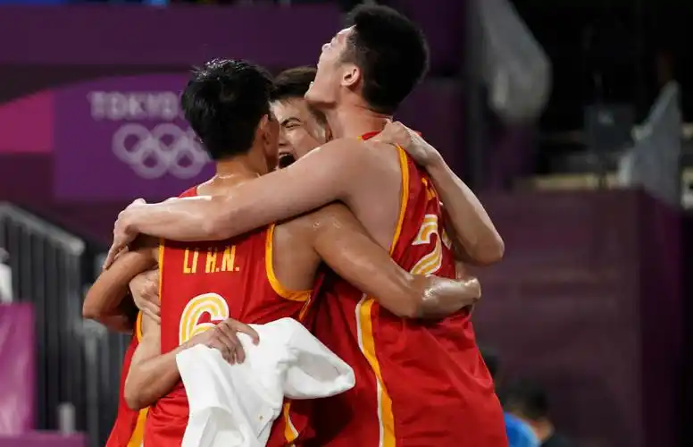 7月26日,中国队球员庆祝胜利.