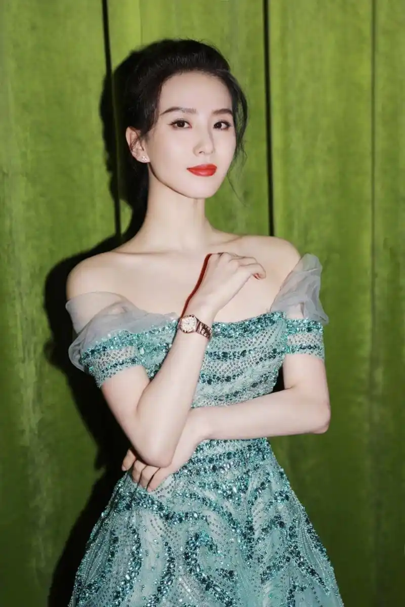 刘诗诗# 一袭蓝色镶钻抹胸溜肩裙,雪肤玉貌的容颜,窈窕曼妙的身材