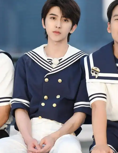 蔡徐坤穿水手服还是蛮帅的隔着屏幕都能感受到