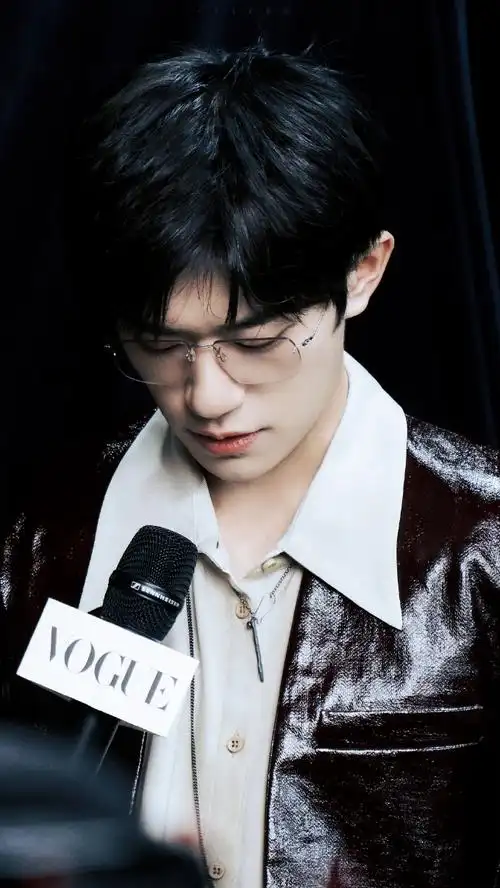 易烊千玺复古红皮衣##易烊千玺二三逢时戢鳞风起##vogue时尚之力驶後