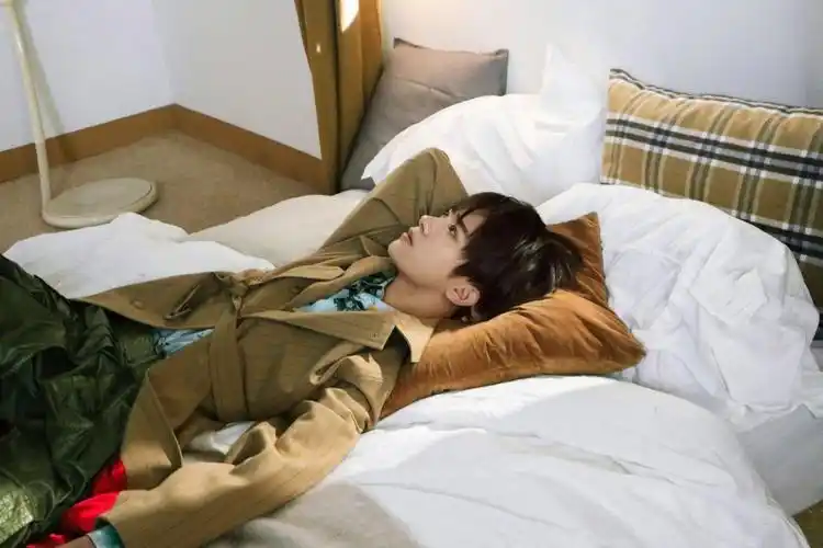 易烊千玺躺拍合集,安静美少年来啦