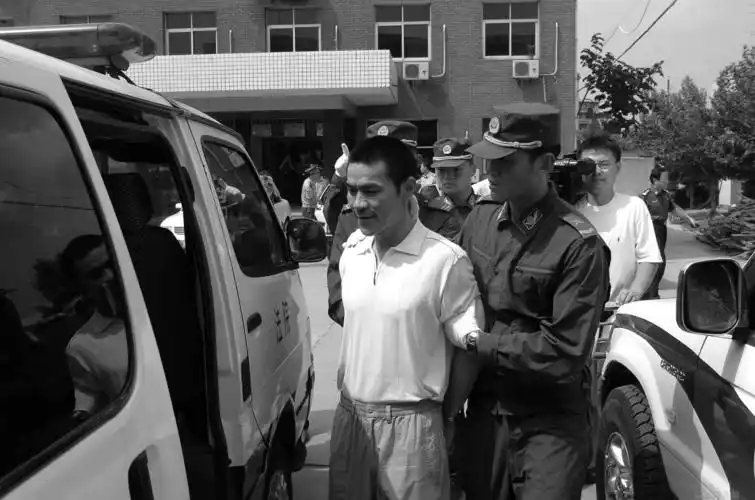 下午2时30分,胡斌被押赴刑场.