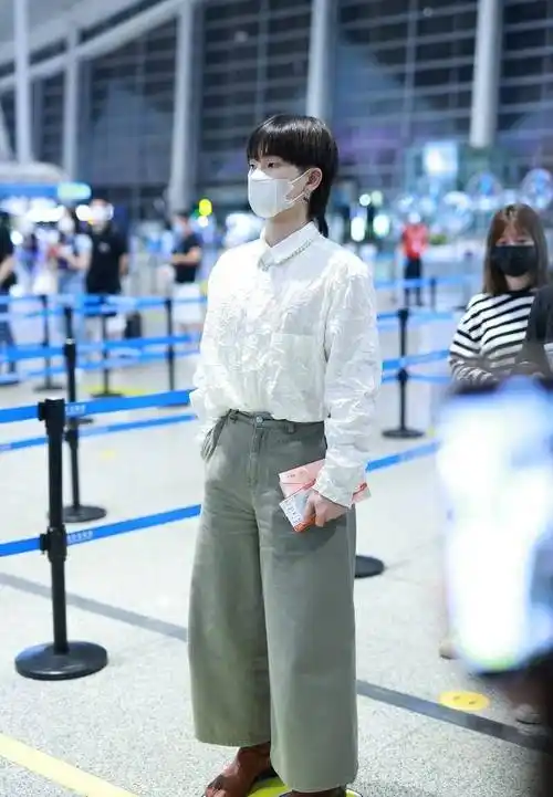 周震南机场街拍:亚麻衬衫阔腿裤,随性文艺风_八股文_写作_歌曲
