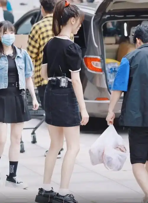 杨超越穿短裙下车,看到她的下车方式,粉丝急了:真当男粉少?