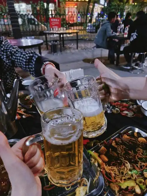 夏天啤酒烧烤晚风