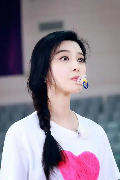 范冰冰晒出"瞎拍"照片,穿渐变卫衣配针织帽,再现招牌锥子脸