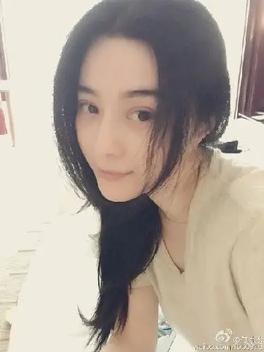 范冰冰小腹隆起疑怀孕 曾站立不稳跌倒李晨前