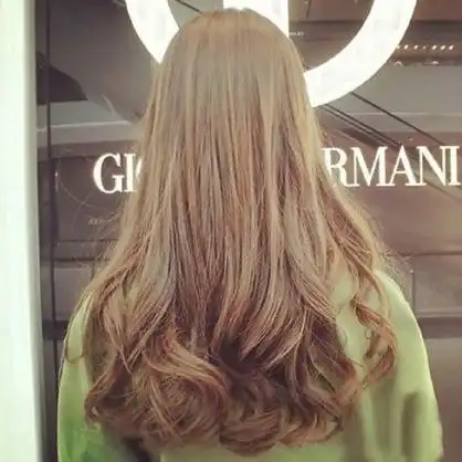 女生长发波浪卷背影图片 据说这是公认最易驾驭脸型的长度-女生图片