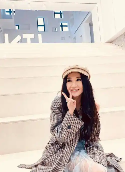 温碧霞为显年轻故意穿仙女裙露面这身材不给00后留活路