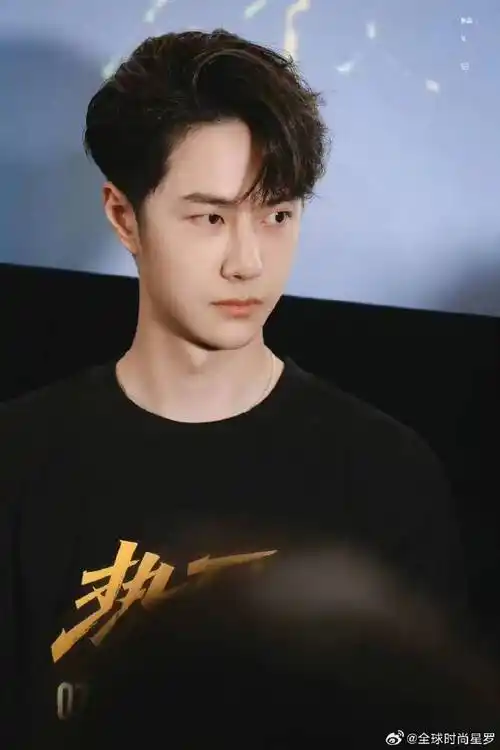 王一博黑t牛仔裤##王一博