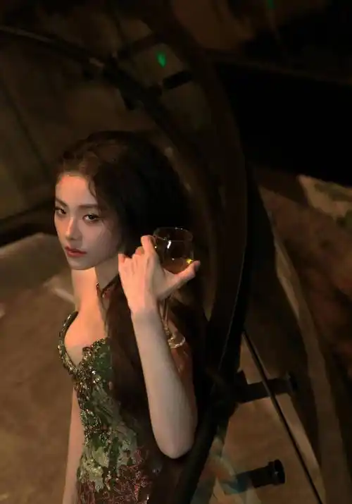 喻言穿低胸裙勾勒傲人身材 大秀美腿 气场十足(10)_微博_事业_写真