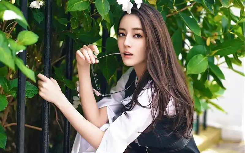 美女演员迪丽热巴夏日写真桌面壁纸迪丽热巴气质美女女演员明星写真