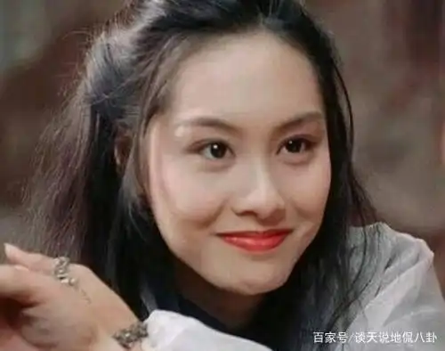 朱茵的眨眼一度被网友评为香港早期最经典的镜头之一,可见她年轻的